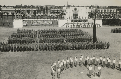 502590 Afbeelding van de bijeenkomst tijdens De Dag van den Nederlandschen Arbeidsdienst in het sportcomplex Houtrust ...